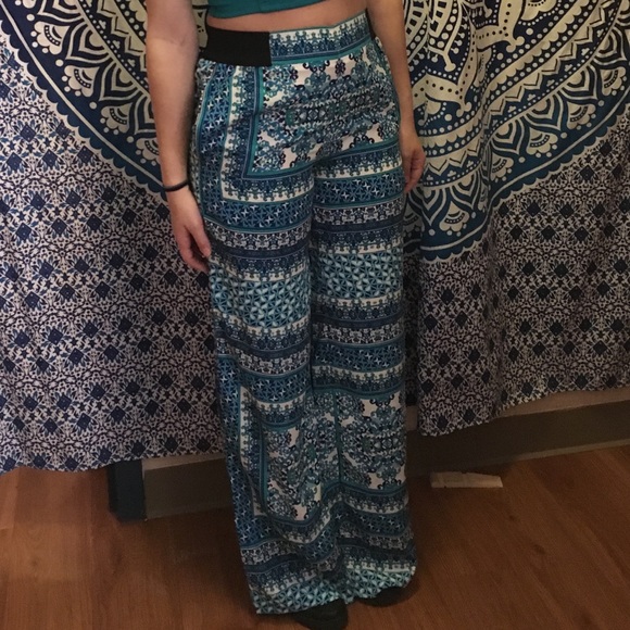 5 for $20 ✨ Love21 Flowy Floral Print Flare Pants - Picture 7 of 8